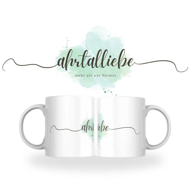 Zwei Tassen mit dem Aufdruck "ahrtalliebe" stehen sich gegenüber. Der Schriftzug ist handgeschrieben.