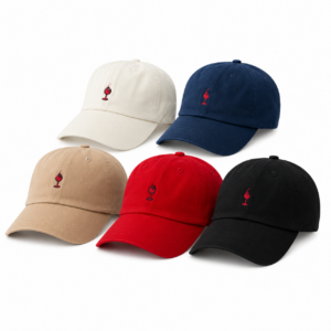 Ahrwein-Cap mit gesticktem Rotweinglas auf heller Baumwoll-Cap Unisex Ahrwein-Cap aus 100 % Baumwolle mit Rotwein-Motiv Dad Cap Ahrwein-Cap mit Weinglas-Stickerei aus dem Ahrtal